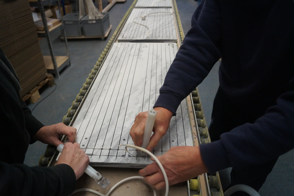Toma detallada del trabajo manual en un panel calefactor.