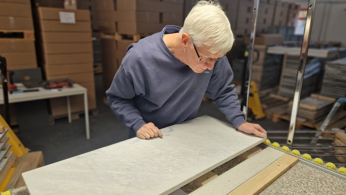 Reinhold trabaja en un panel calefactor de piedra natural en Straubing