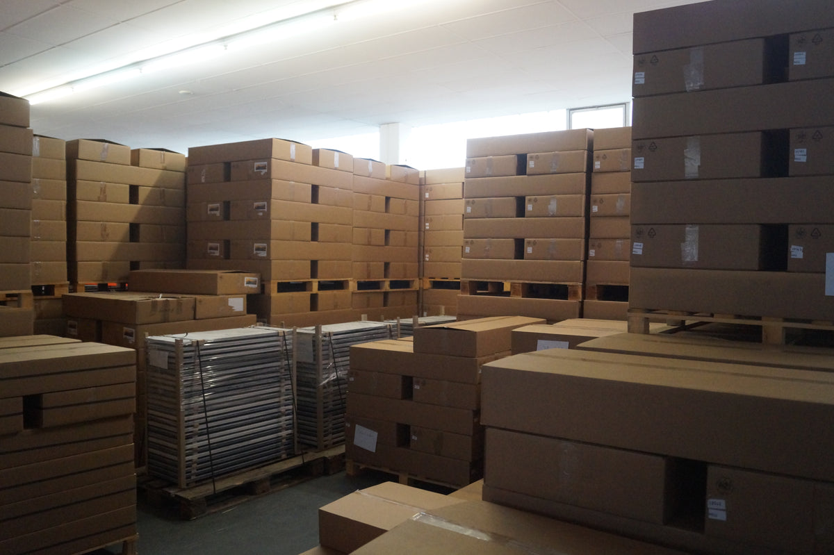 Paneles calefactores empaquetados en el almacén de Straubing